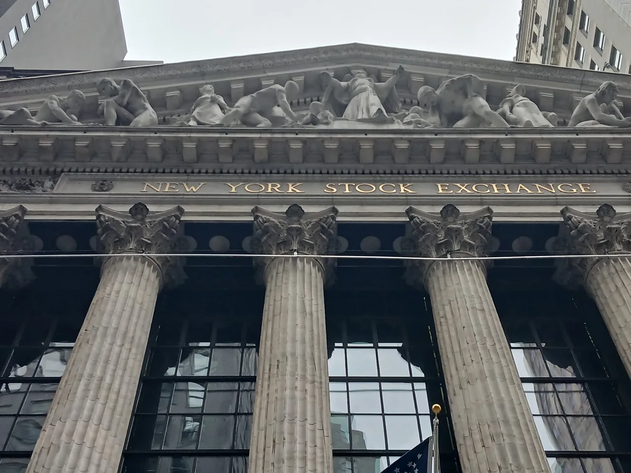 Columnas y rótulo de la Bolsa de Nueva York en su fachada de Broad Street.