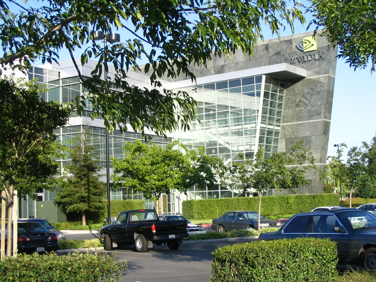 Edificio de NVIDIA fotografiado en 2005, con su logotipo en la fachada.