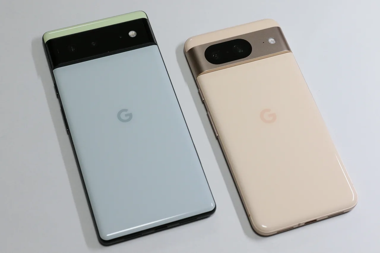 Parte trasera de dos teléfonos Google Pixel 6 y Pixel 8.