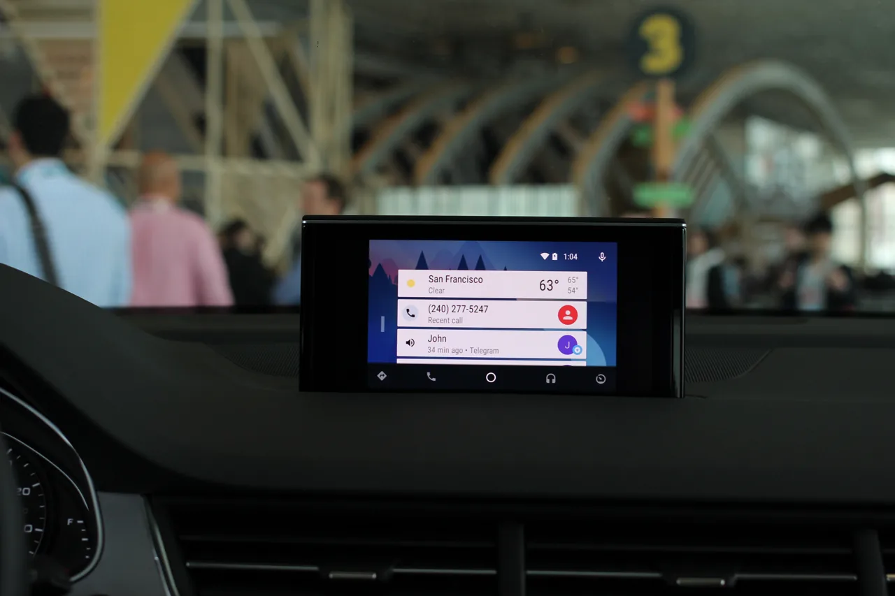 Pantalla de un sistema Android Auto durante una demostración de 2015.