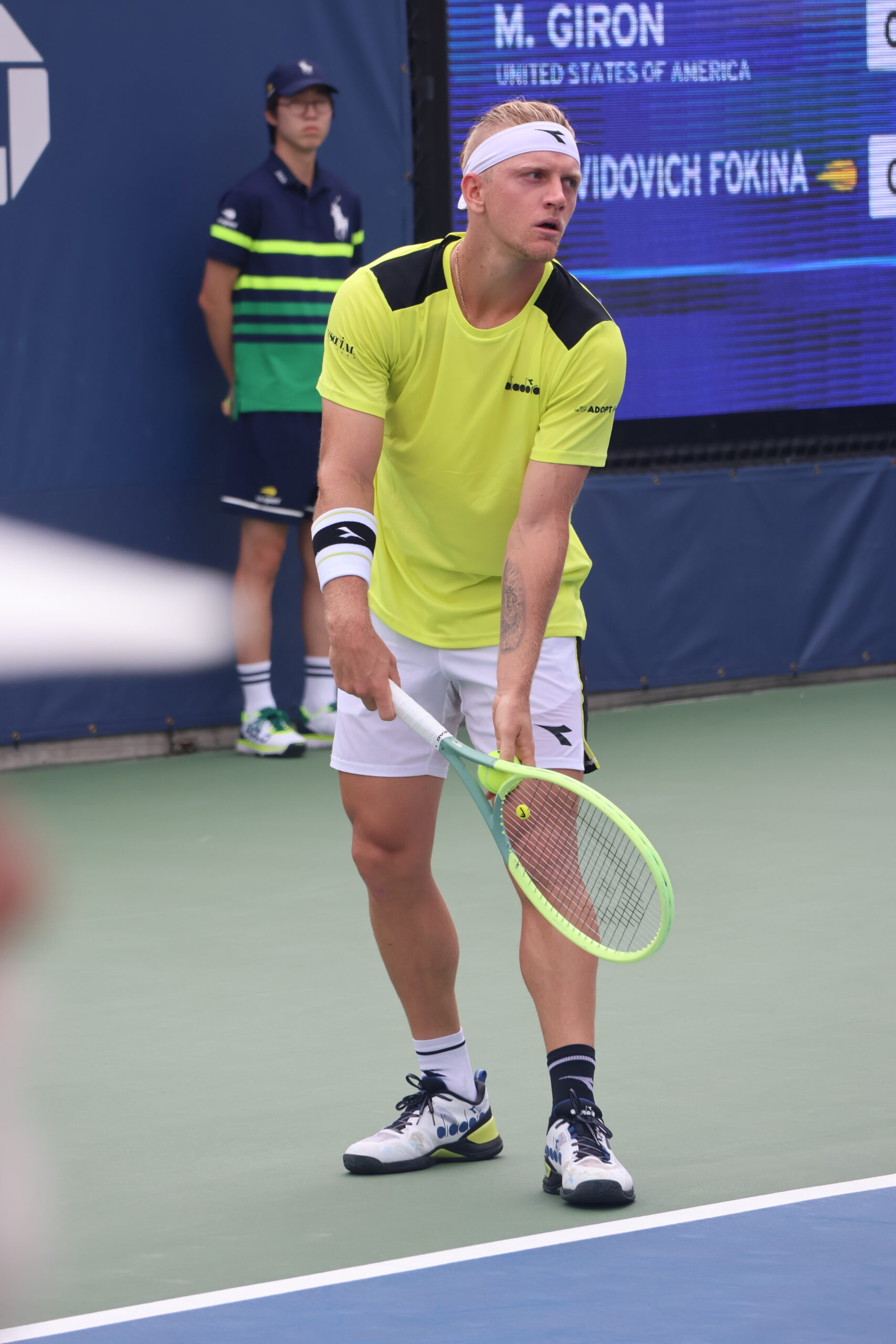 Alejandro Davidovich Fokina preparado para recibir un saque en el US Open de 2023, Nueva York; fotografía de archivo