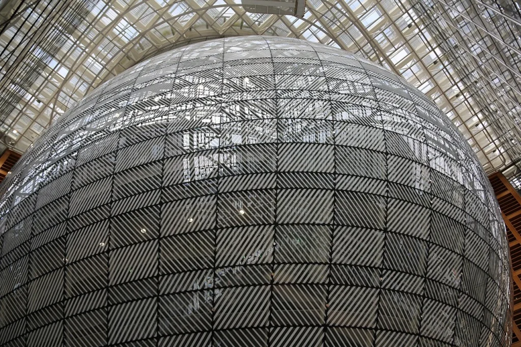 Interior del edificio Europa de Bruselas: estructura curva de cristal bajo el atrio. Fotografía de archivo de abril de 2024.