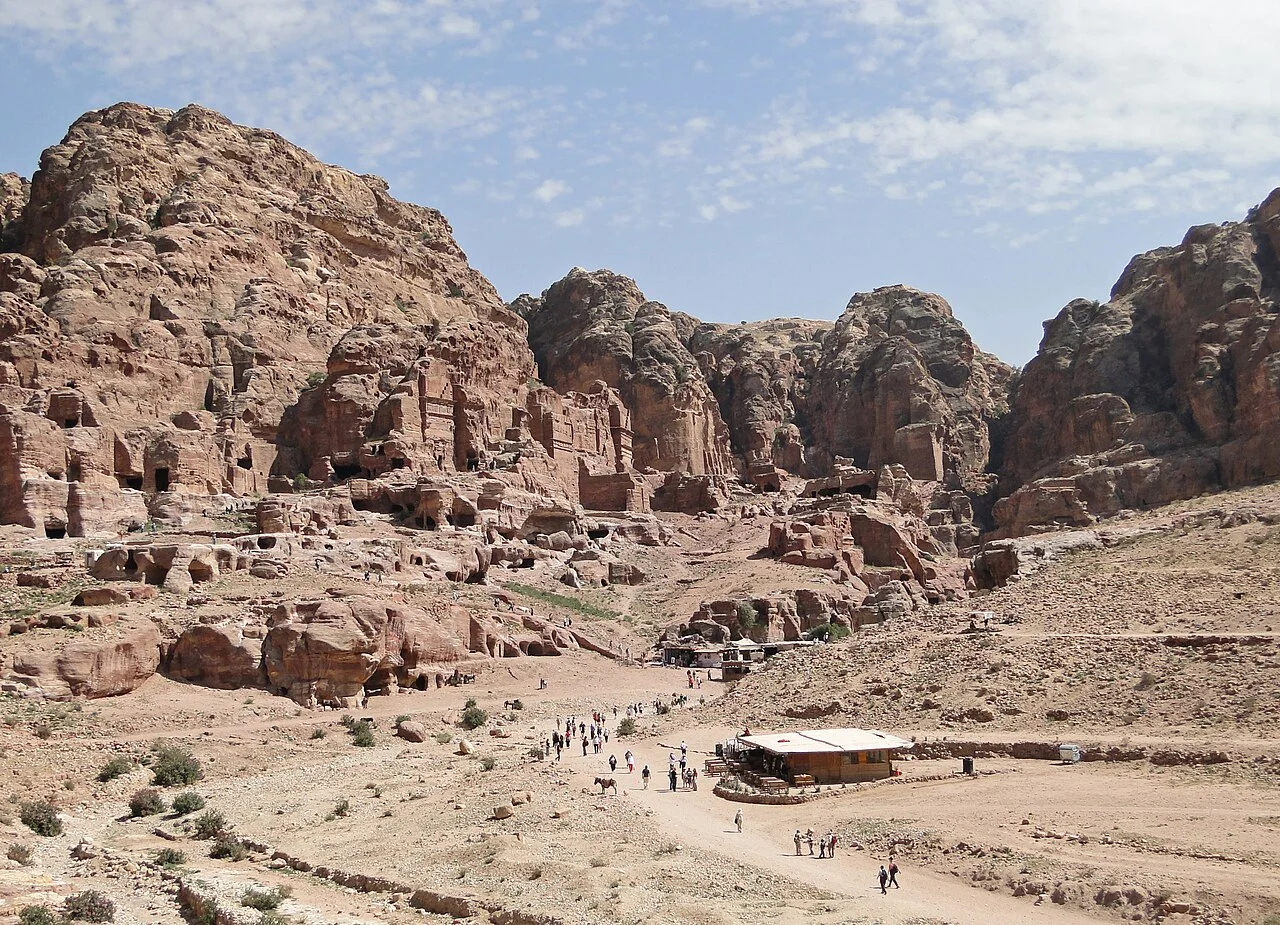 Vista de Petra, Jordania, con ruinas y fachadas excavadas en las montañas de roca.