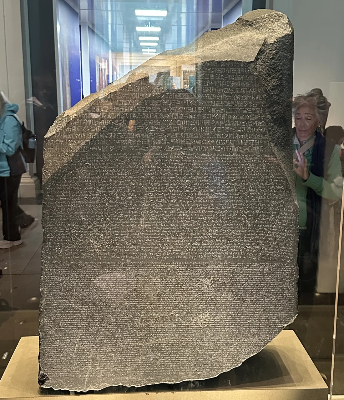 Piedra de Rosetta expuesta en el British Museum, con sus tres zonas de inscripción.