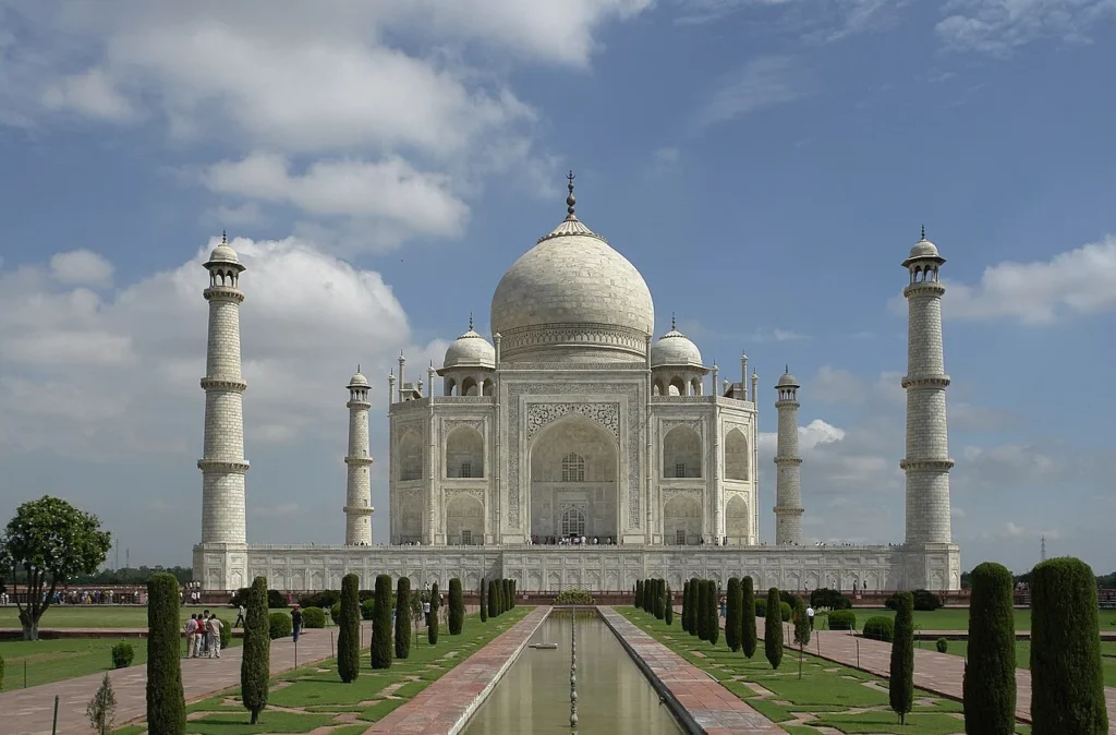 Fachada sur del Taj Mahal en Agra, con su estanque y jardines.