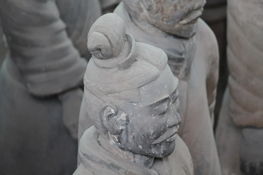 Detalle de la cabeza y el peinado de un guerrero de terracota de Qin, fotografiado en Xi’an.