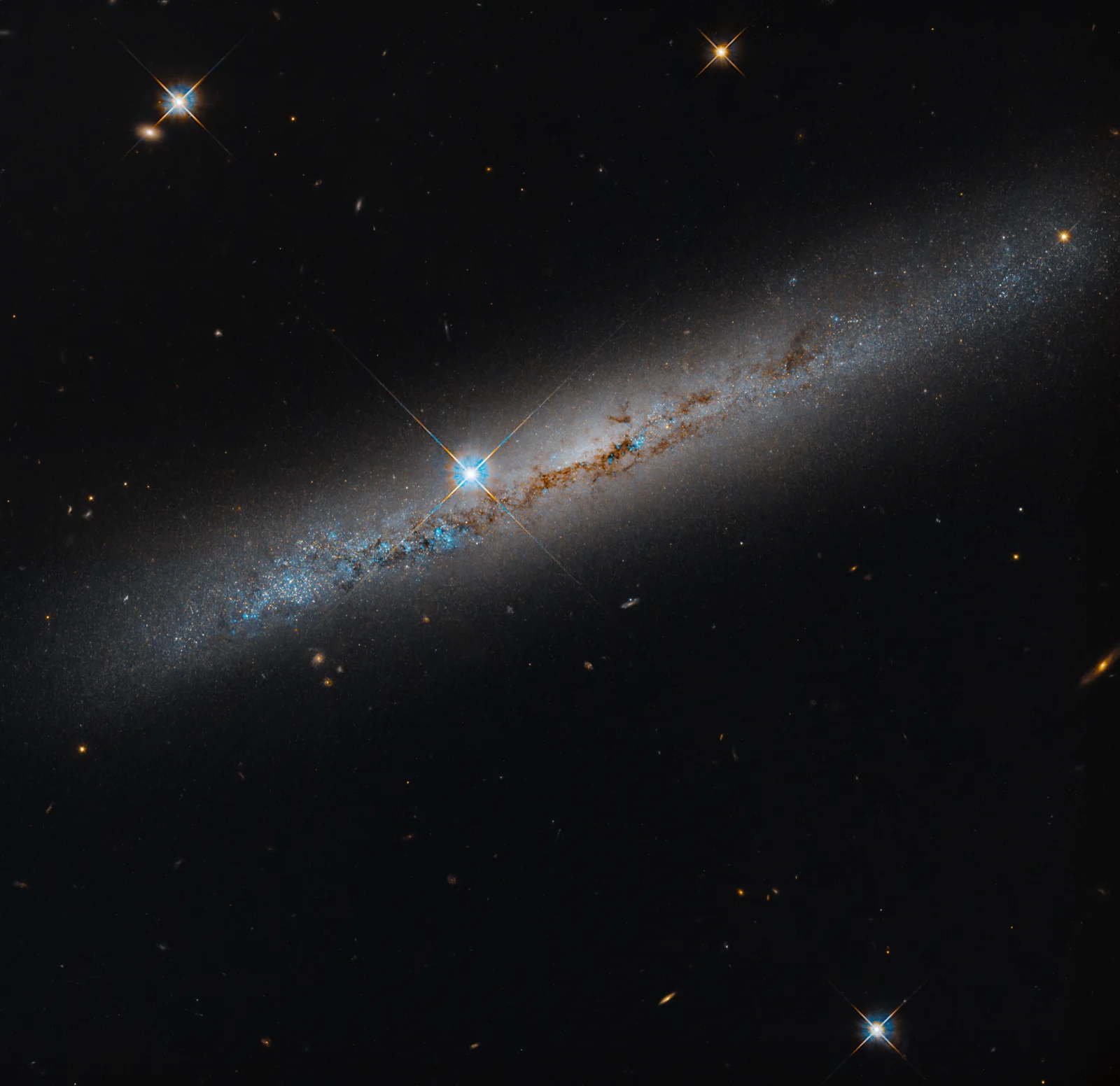 Galaxia NGC 1827 observada casi de canto por Hubble