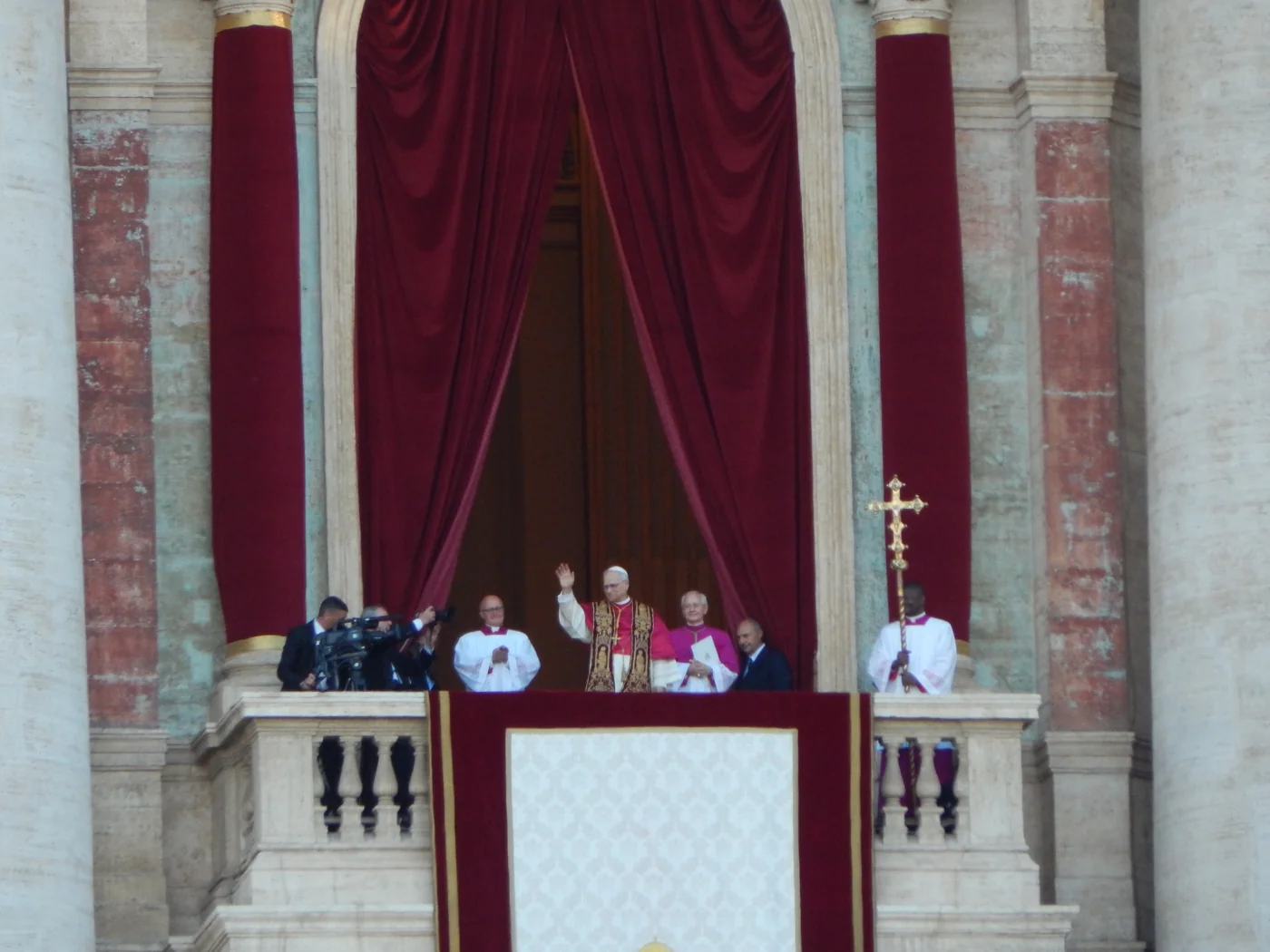 León XIV saluda desde el balcón de la basílica de San Pedro en mayo de 2025.