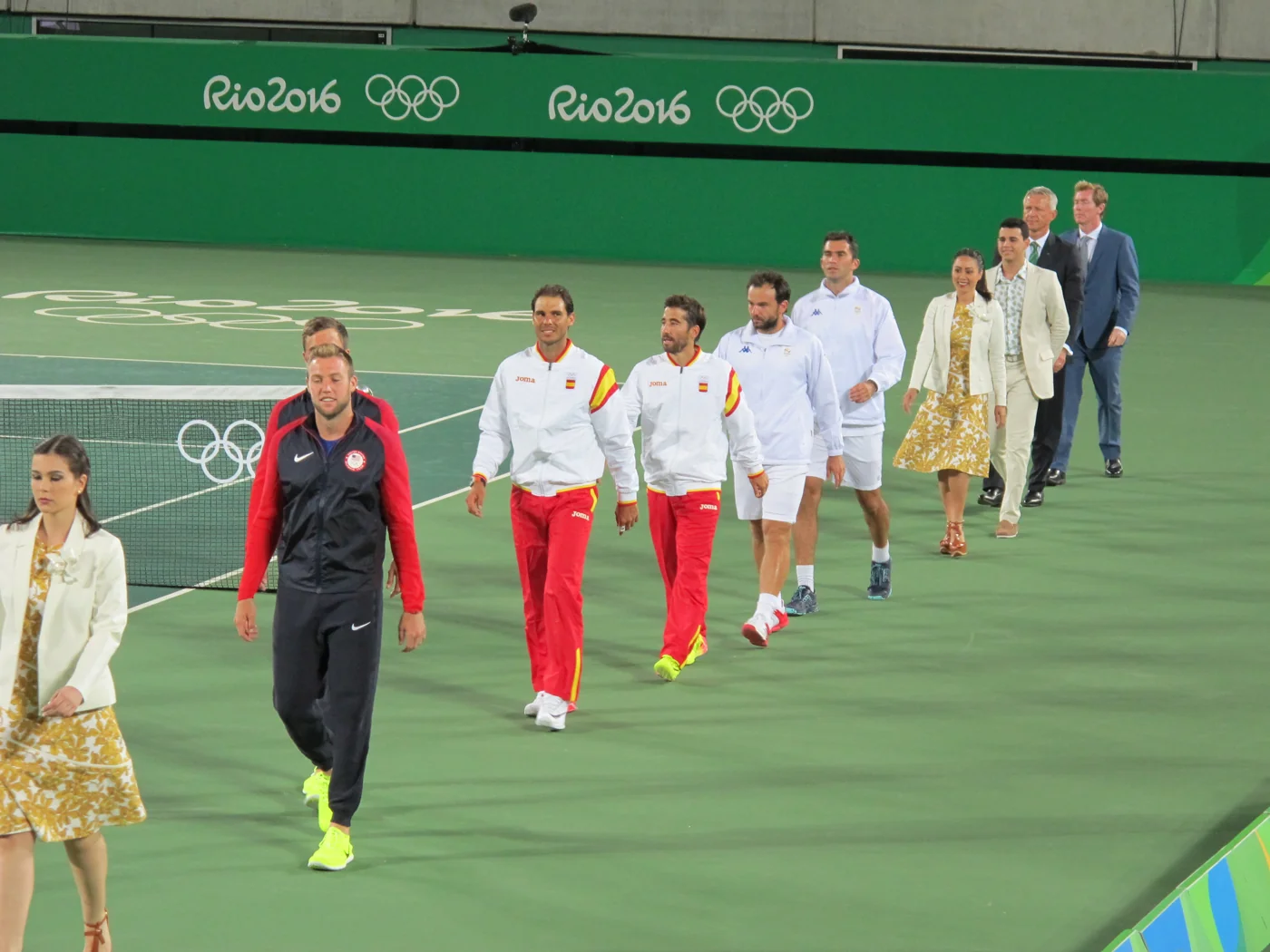 Rafael Nadal y Marc López junto a la pista en los Juegos Olímpicos de Río de Janeiro de 2016.