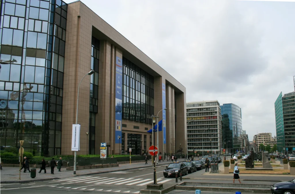 Edificio Justus Lipsius y rue de la Loi en Bruselas. Fotografía de archivo de mayo de 2007.