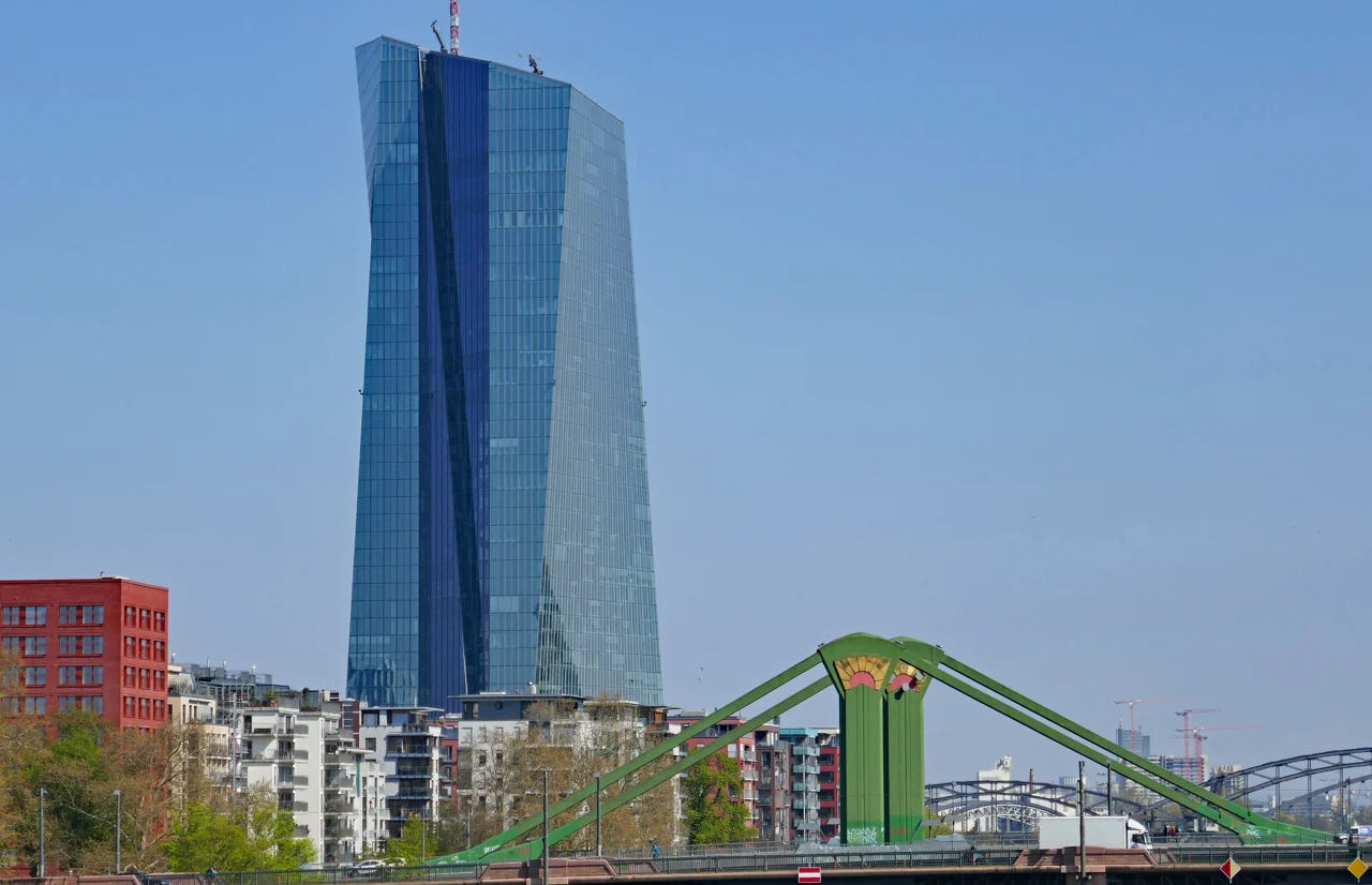 Sede del Banco Central Europeo en Fráncfort, con el puente Flößerbrücke en primer plano. Archivo de abril de 2019.