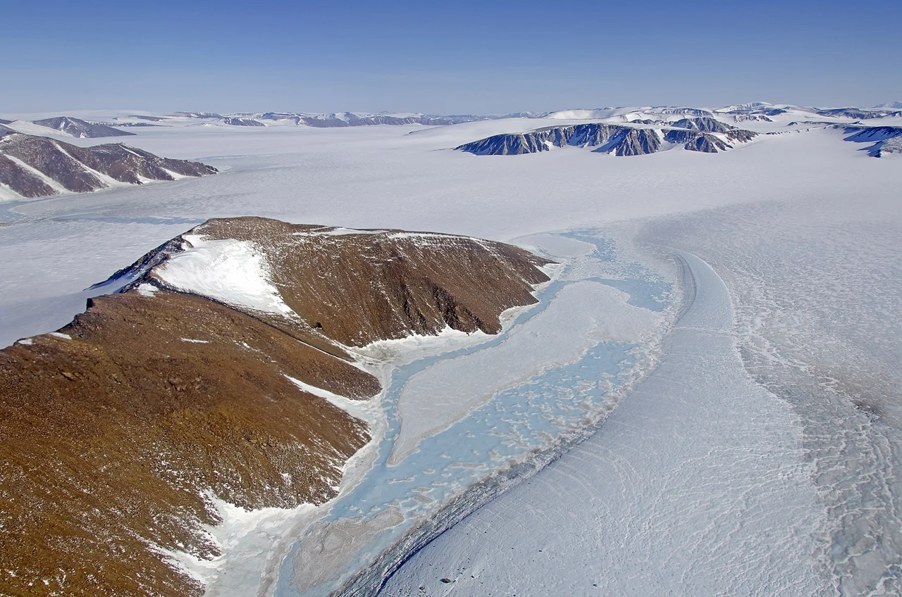 Glaciares y charcas de deshielo recongeladas en el noreste de Groenlandia, fotografiados desde un avión de NASA en abril de 2013.