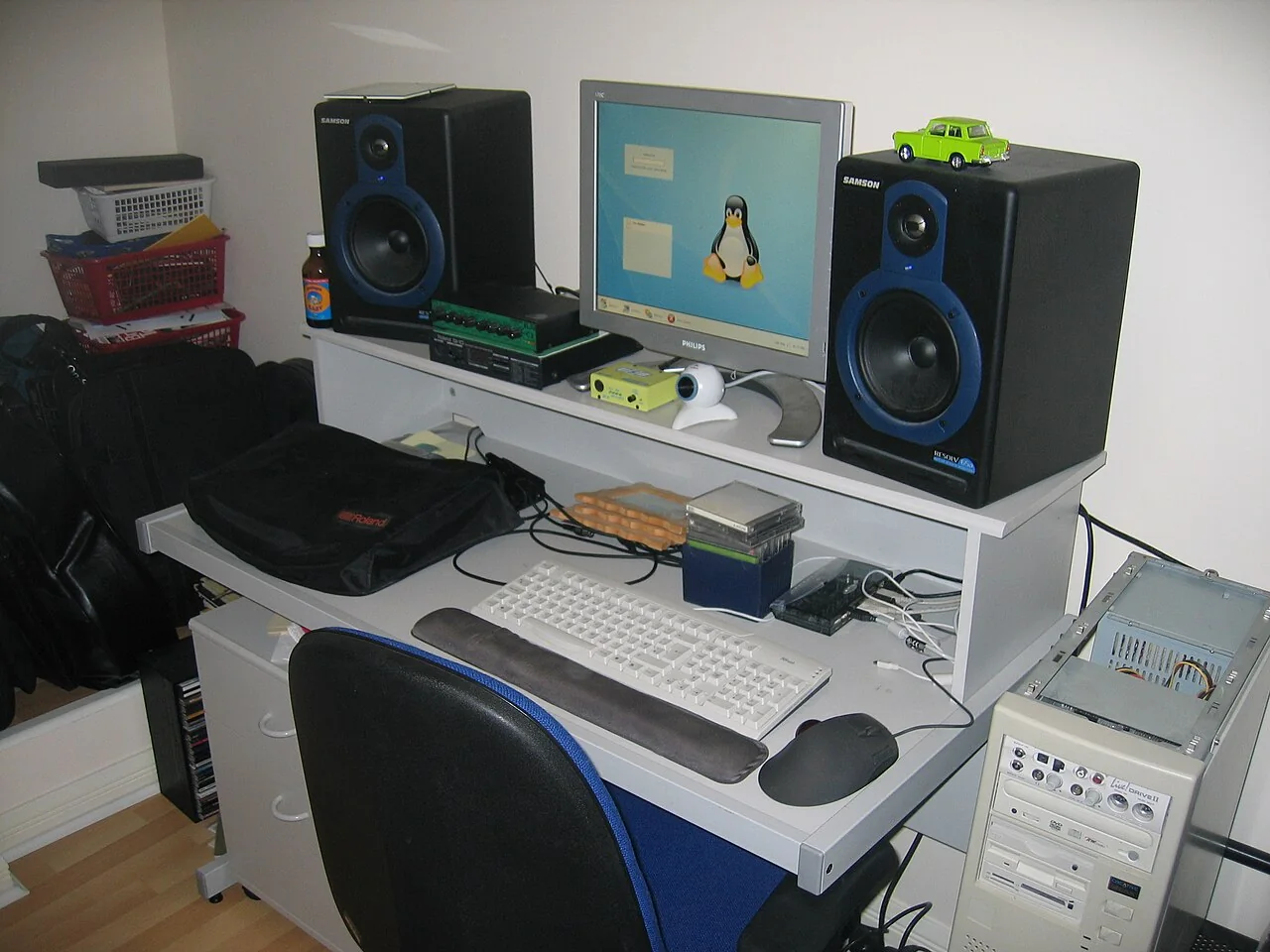 Ordenador y equipo de audio en un escritorio