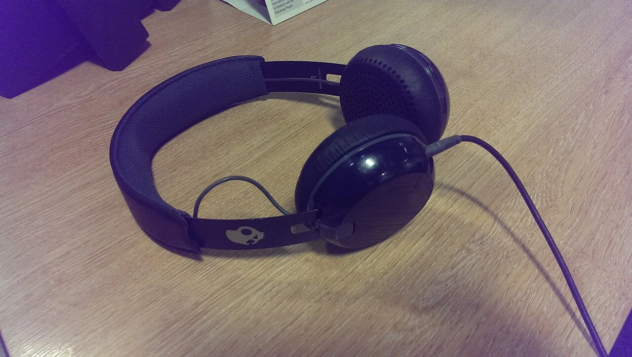 Auriculares con cable sobre una mesa