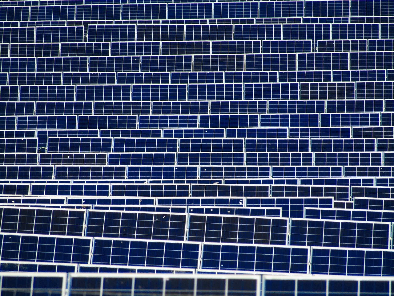 Paneles solares en un campo cerca de Ogwell, Inglaterra