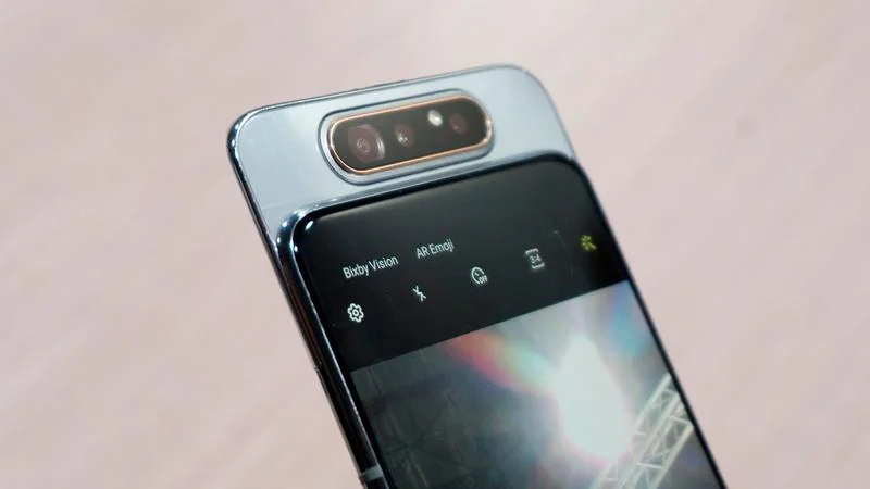 Teléfono Samsung Galaxy A80 con cámara desplegada