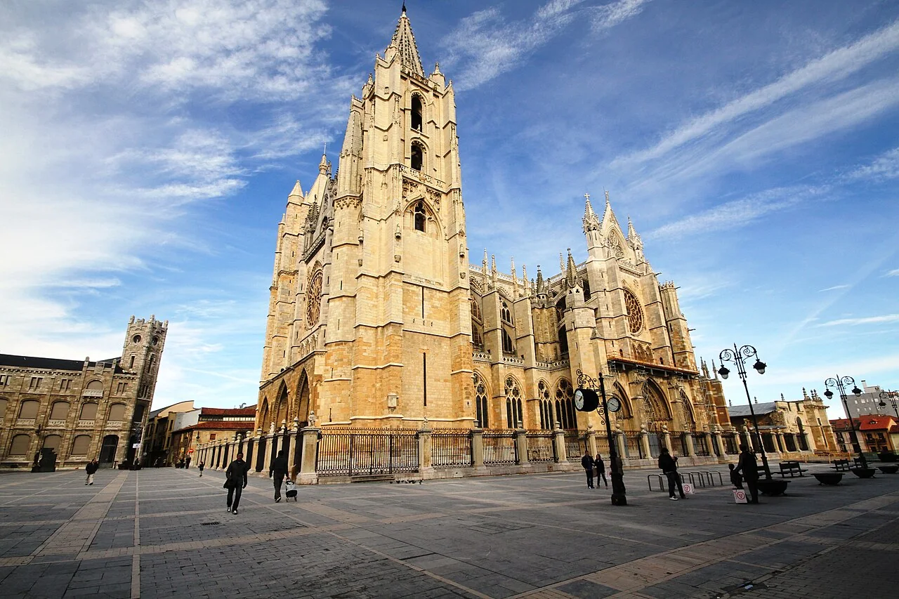 Vista exterior de la catedral de León desde la plaza