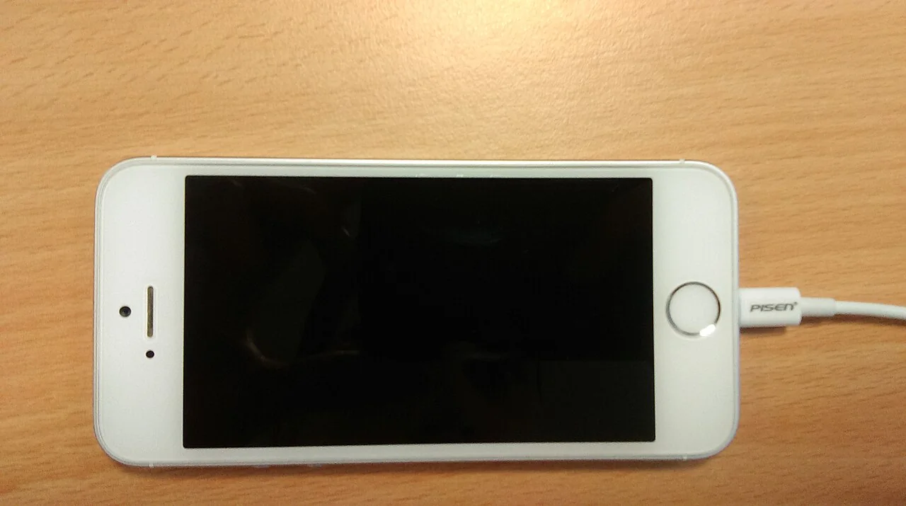 iPhone 6 sobre una mesa con la pantalla apagada