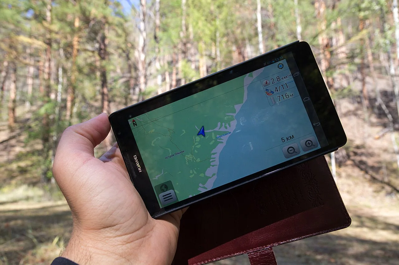Dispositivo móvil con un mapa en la isla de Olkhon