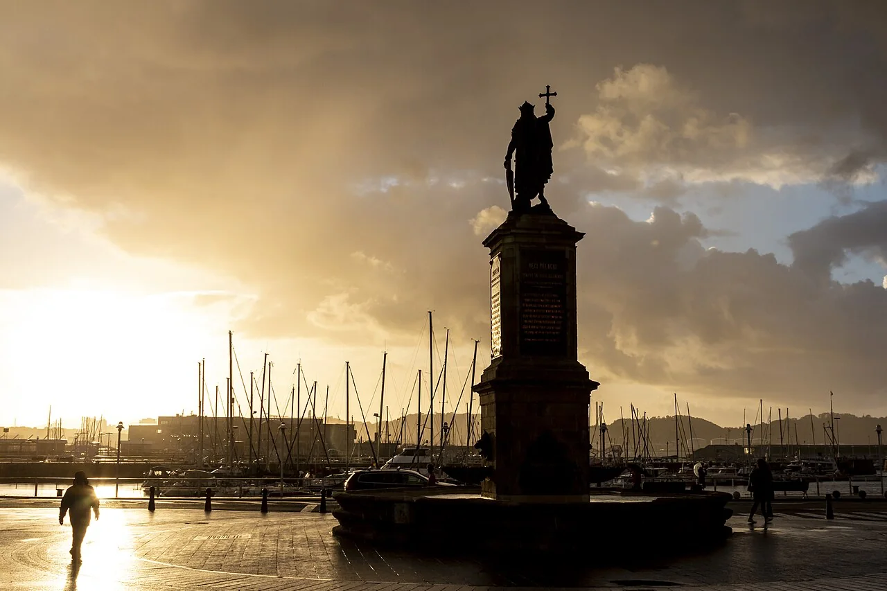 Cielo nuboso y monumento a Pelayo en Gijón