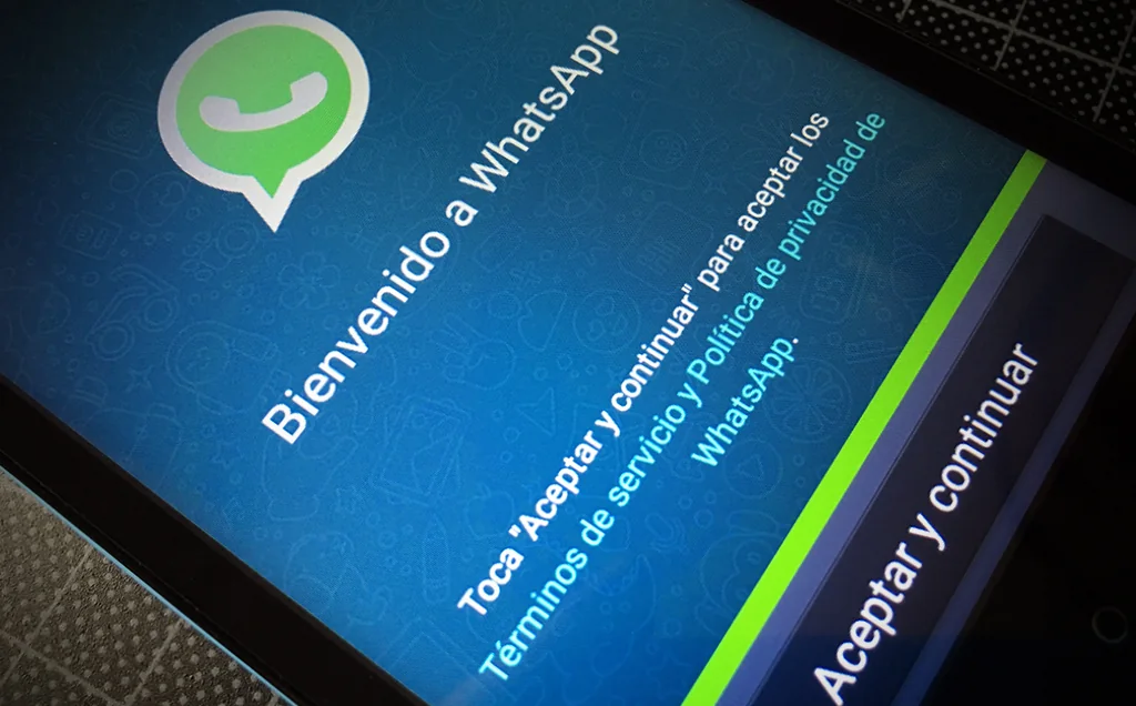 Pantalla de bienvenida de WhatsApp en un teléfono