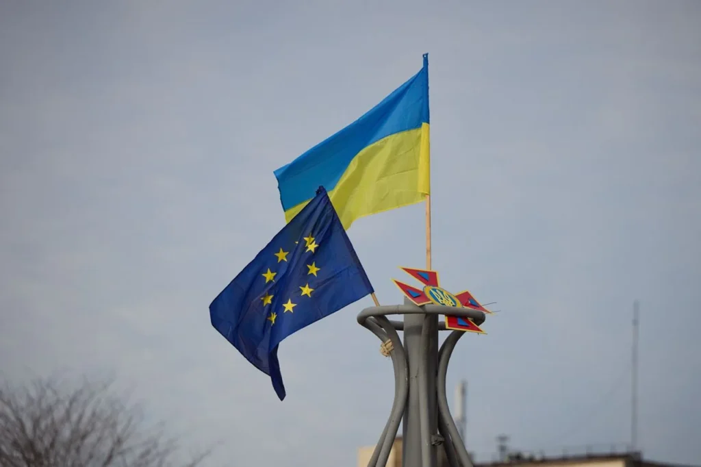 Banderas de Ucrania y de la Unión Europea.
