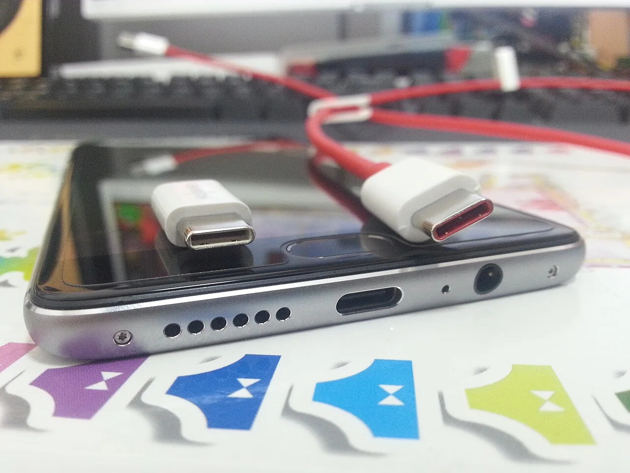 Cable y teléfono móvil, como contexto sobre transferencia de archivos.