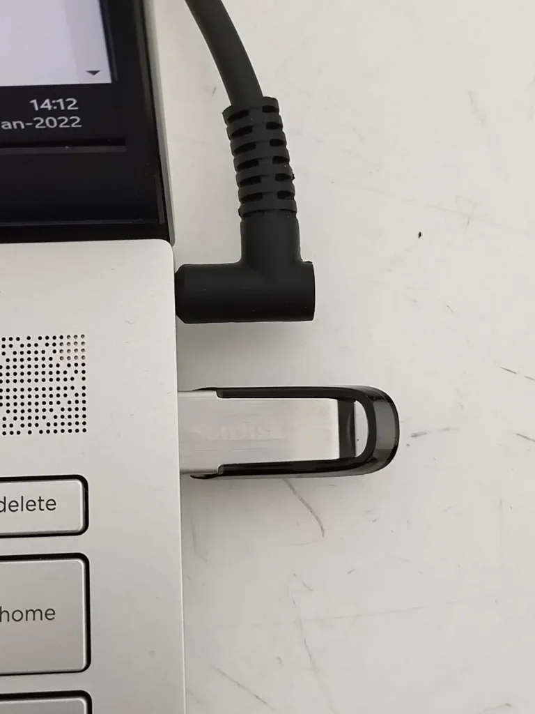 Memoria USB junto a un ordenador portátil.