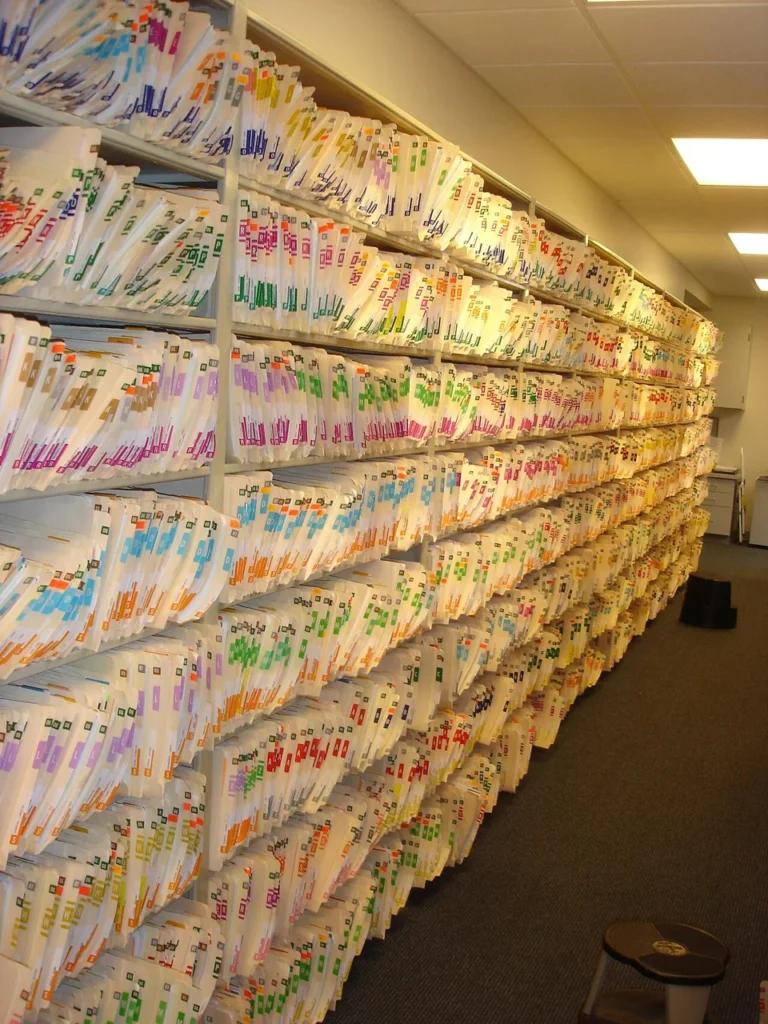 Carpetas y archivos de oficina, como contexto de organización.
