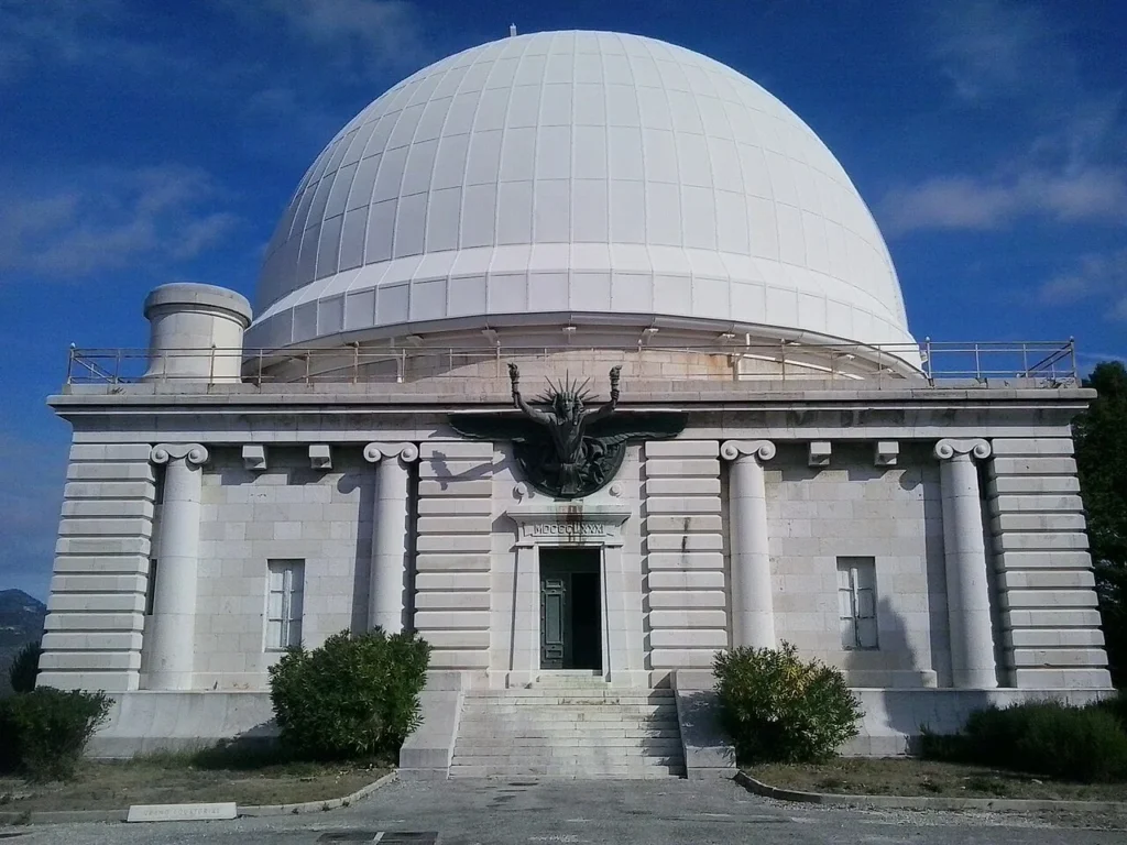 Cúpula de un observatorio astronómico, como contexto sobre el estudio de asteroides.