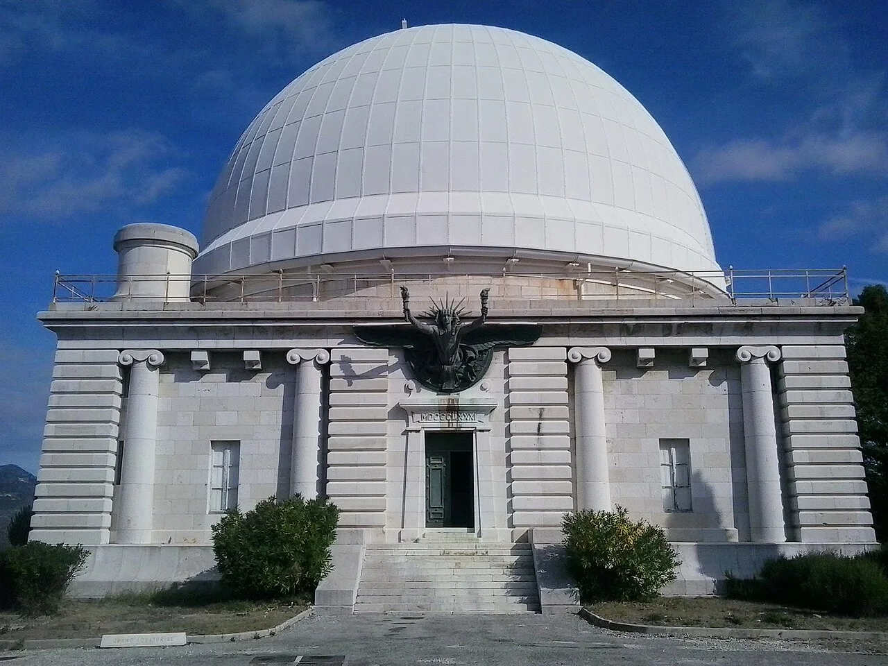 Cúpula de un observatorio astronómico, como contexto sobre el estudio de asteroides.