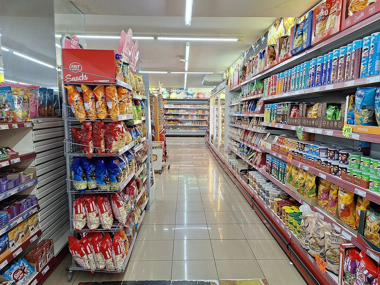 Productos en un supermercado, como contexto sobre precios de consumo.