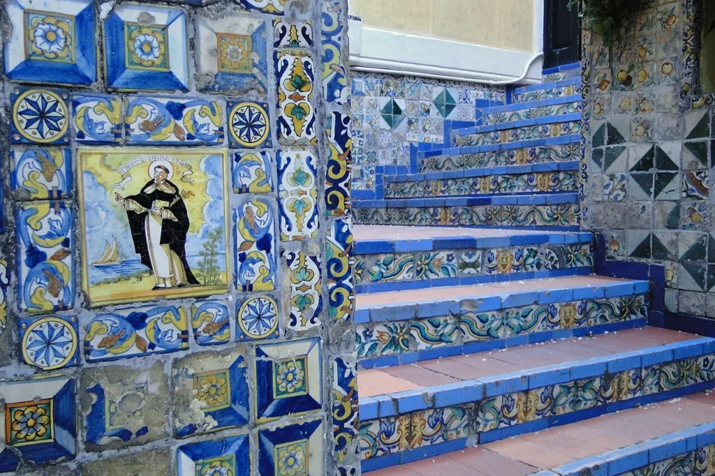 Detalle de azulejos y escalera en el jardín del Museo Sorolla. Fotografía de archivo.