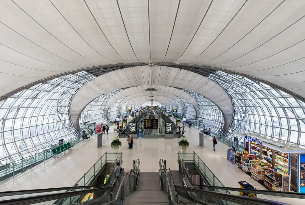 Interior del aeropuerto Suvarnabhumi, Bangkok (Tailandia), como imagen de contexto sobre navegación en edificios.