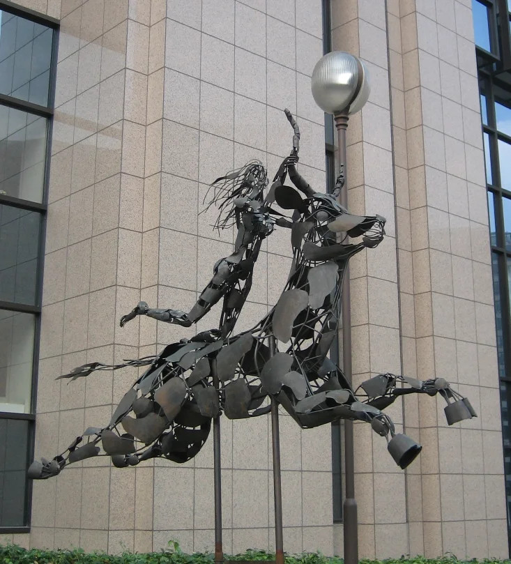 Escultura de Europa frente a un edificio del Consejo en Bruselas. Imagen de archivo.