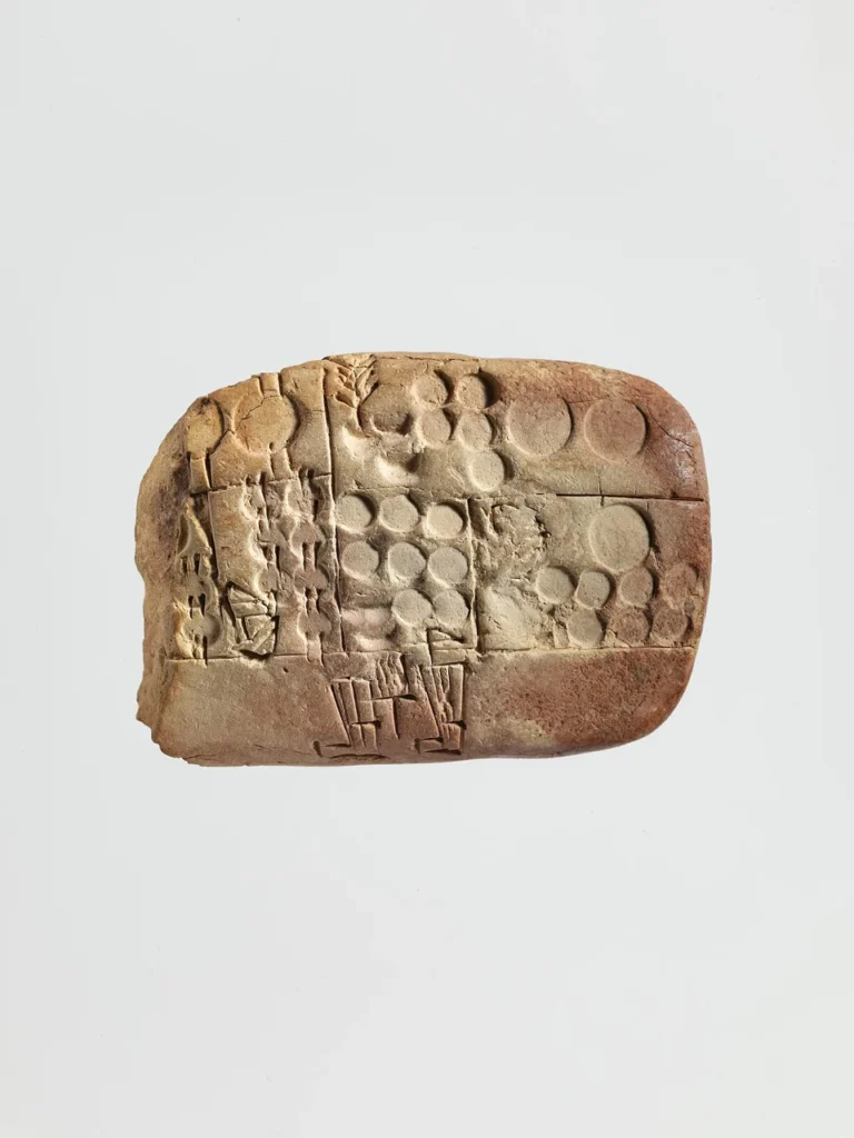 Tablilla de arcilla con escritura cuneiforme.
