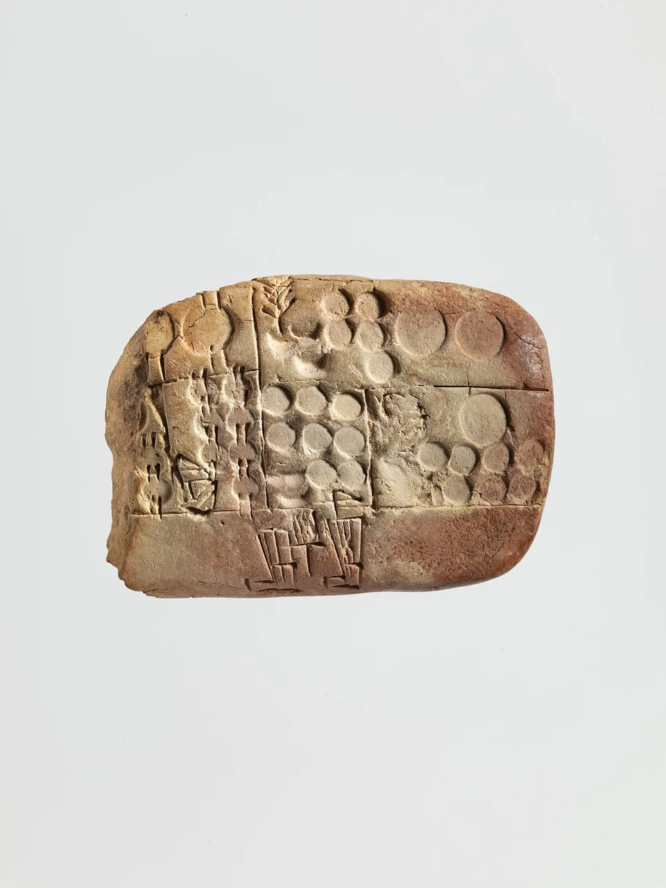 Tablilla de arcilla con escritura cuneiforme.