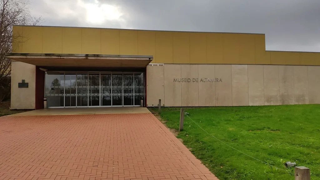 Museo de Altamira, dedicado a conservar y divulgar el patrimonio de la cueva.