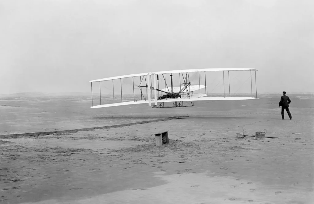 Fotografía histórica del primer vuelo de los hermanos Wright en 1903.