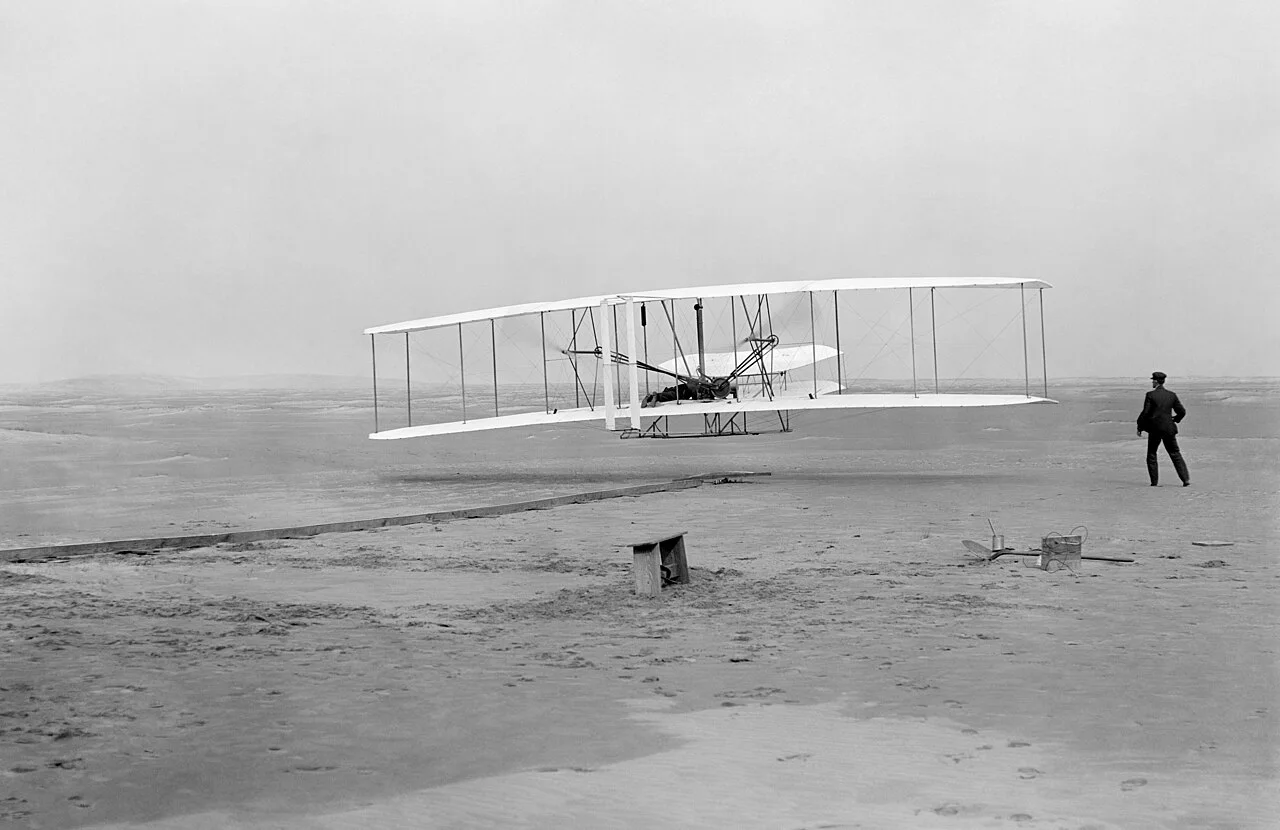 Fotografía histórica del primer vuelo de los hermanos Wright en 1903.