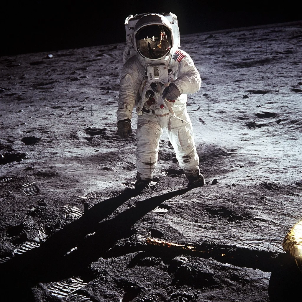 Astronauta de la misión Apollo 11 sobre la superficie lunar.