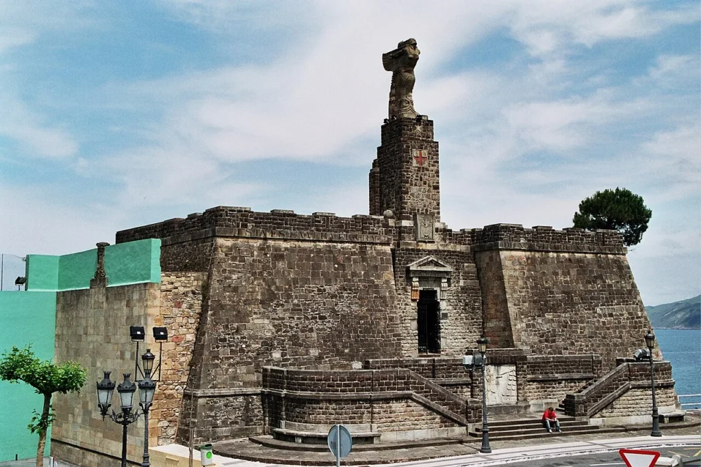 Monumento vinculado a Juan Sebastián Elcano en Getaria.