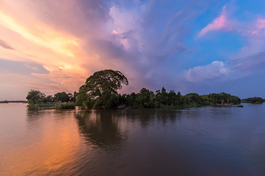 Cielo y luz del atardecer sobre el horizonte.