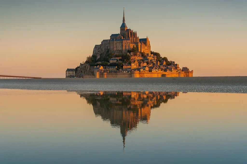 Paisaje de la bahía del Mont-Saint-Michel al amanecer.