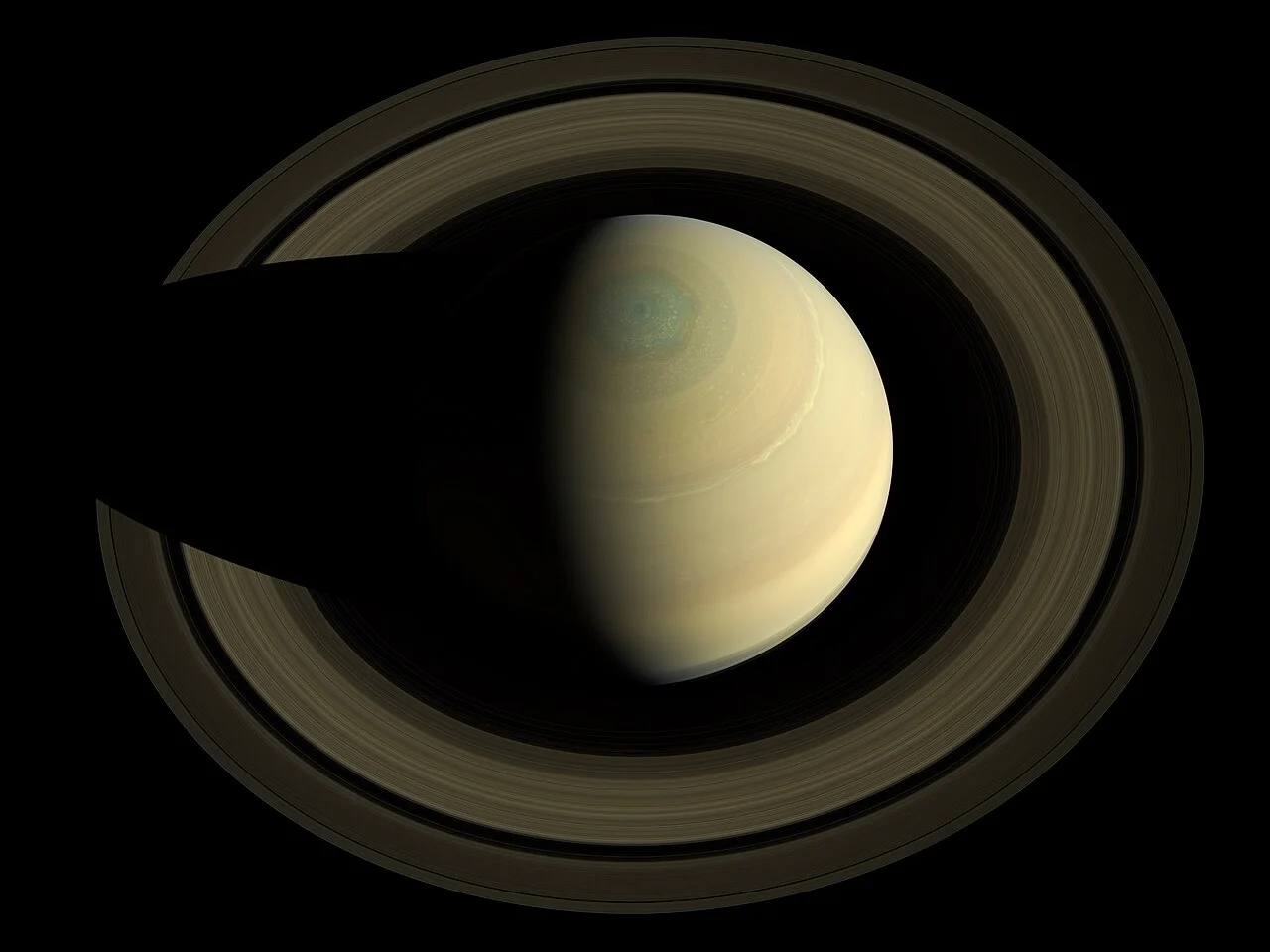 Saturno y sus anillos observados por la misión Cassini.