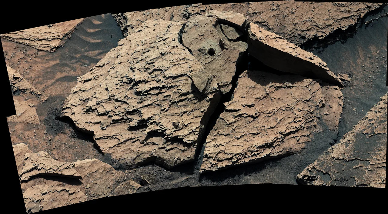 Superficie de Marte fotografiada por el róver Curiosity.