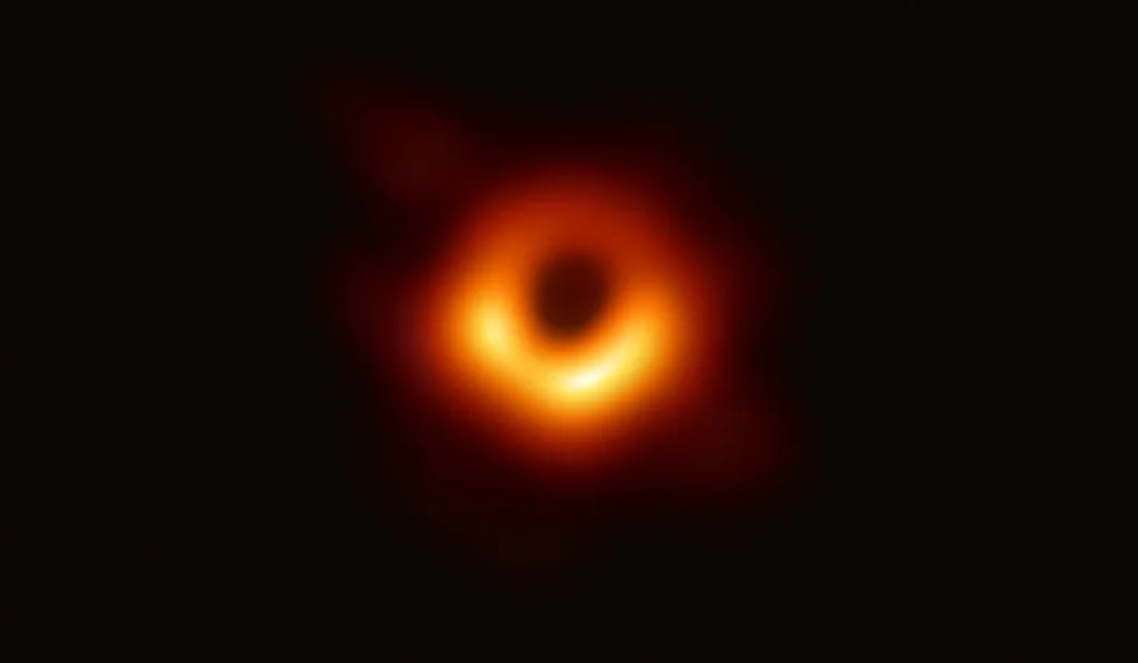 Imagen astronómica del entorno del agujero negro de M87 obtenida por el Event Horizon Telescope.