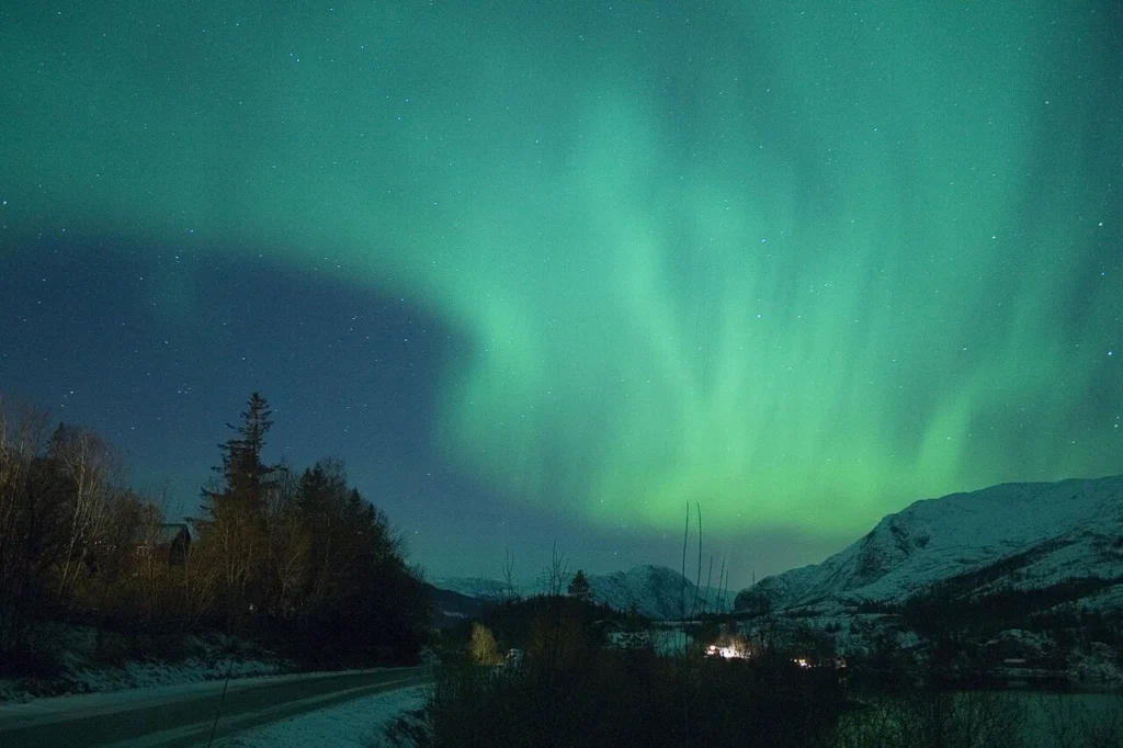Aurora boreal sobre un paisaje noruego.