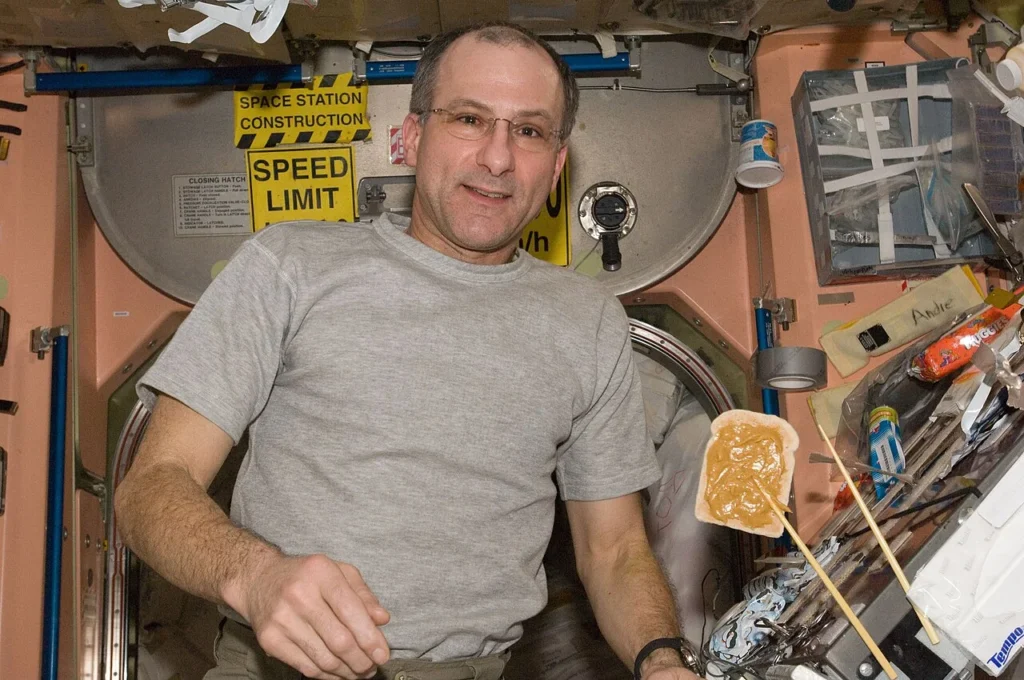 Astronauta en el interior de la Estación Espacial Internacional.