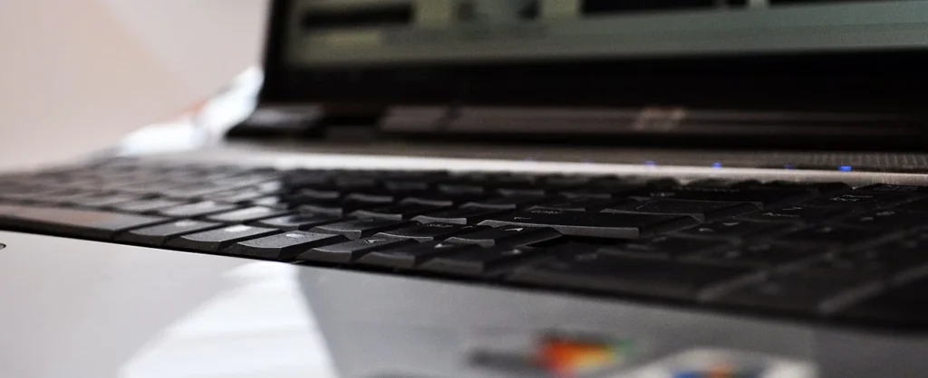 Teclado de un portátil HP, como imagen de contexto sobre los ajustes del ordenador.